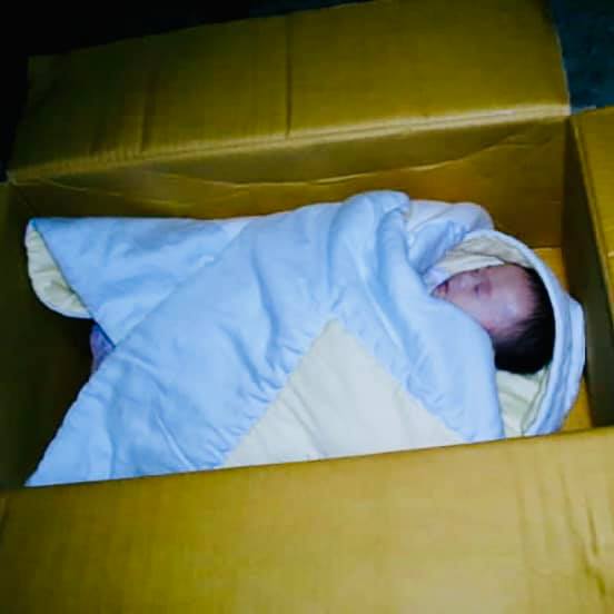 當年放置在李鍾樂牧師家門口的紙箱內的嬰兒（圖／翻攝自FB@babyboxkorea）